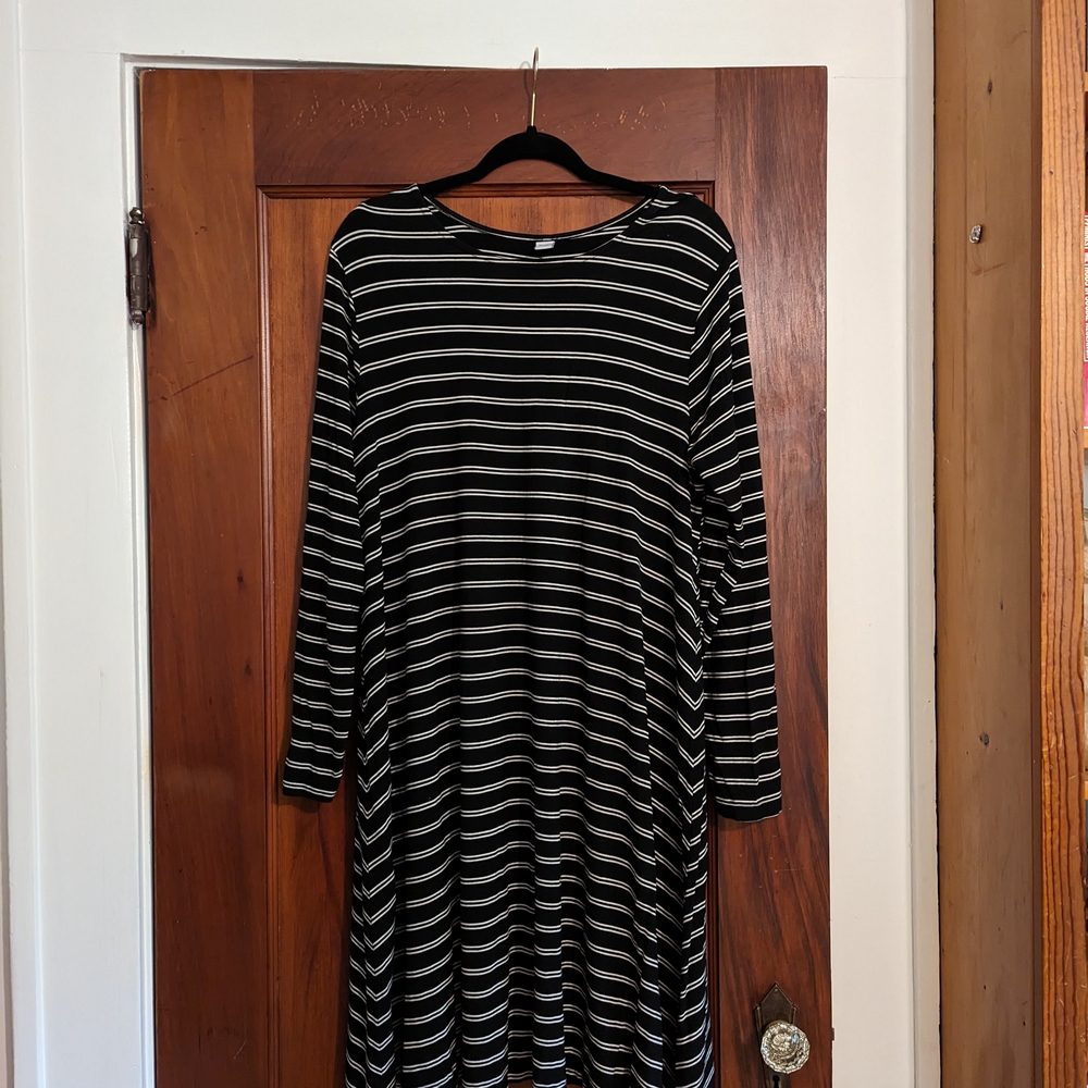 Old Navy Casual Black and Gray Long Sleeve Dress